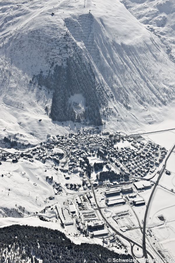Andermatt; Bannwald 'Gurschenwald' und Lawinenverbauungen zum Gemsstock